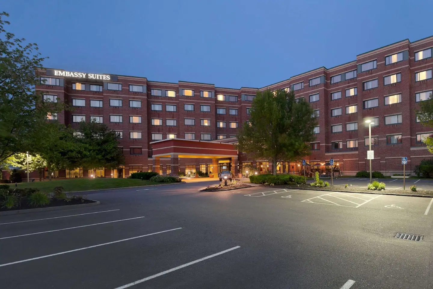 Embassy Suites by Hilton Portland EXTERIOR