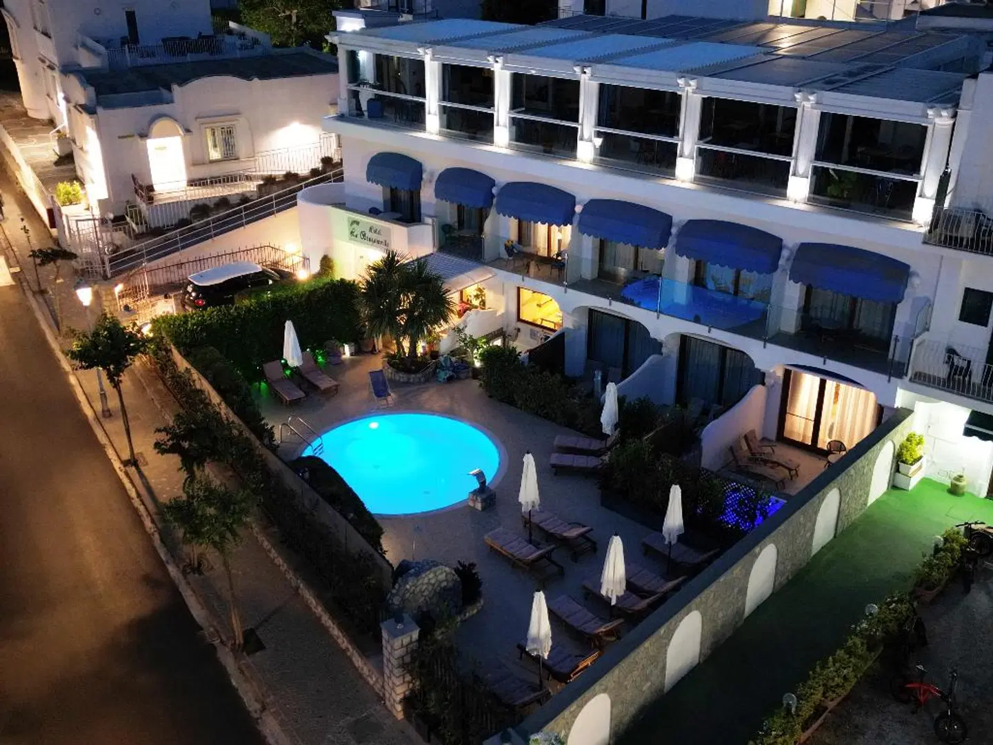 Bougainville OUTDOOR_POOL