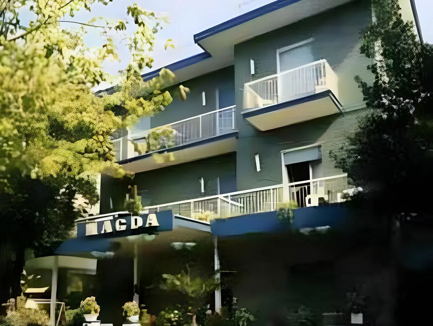 Magda EXTERIOR