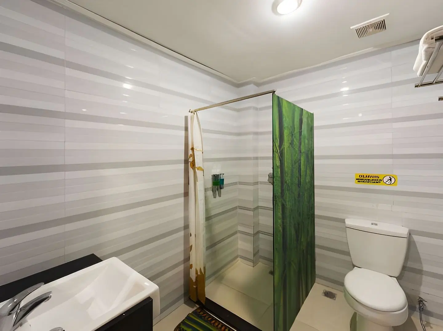 RedDoorz Plus near Mall Bali Galeria 2 BATHROOM