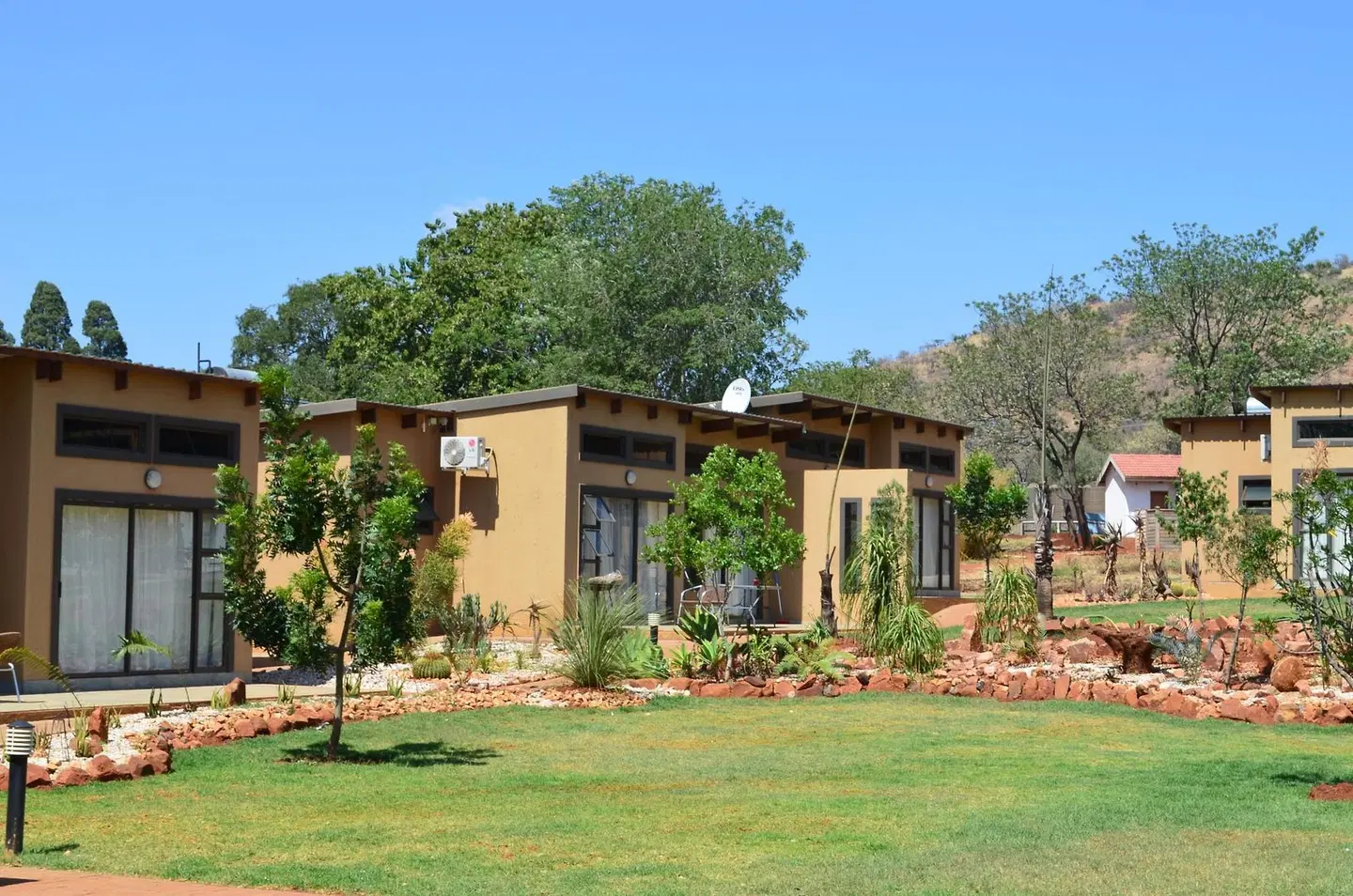 Manor Hills Guest Lodge EXTERIOR