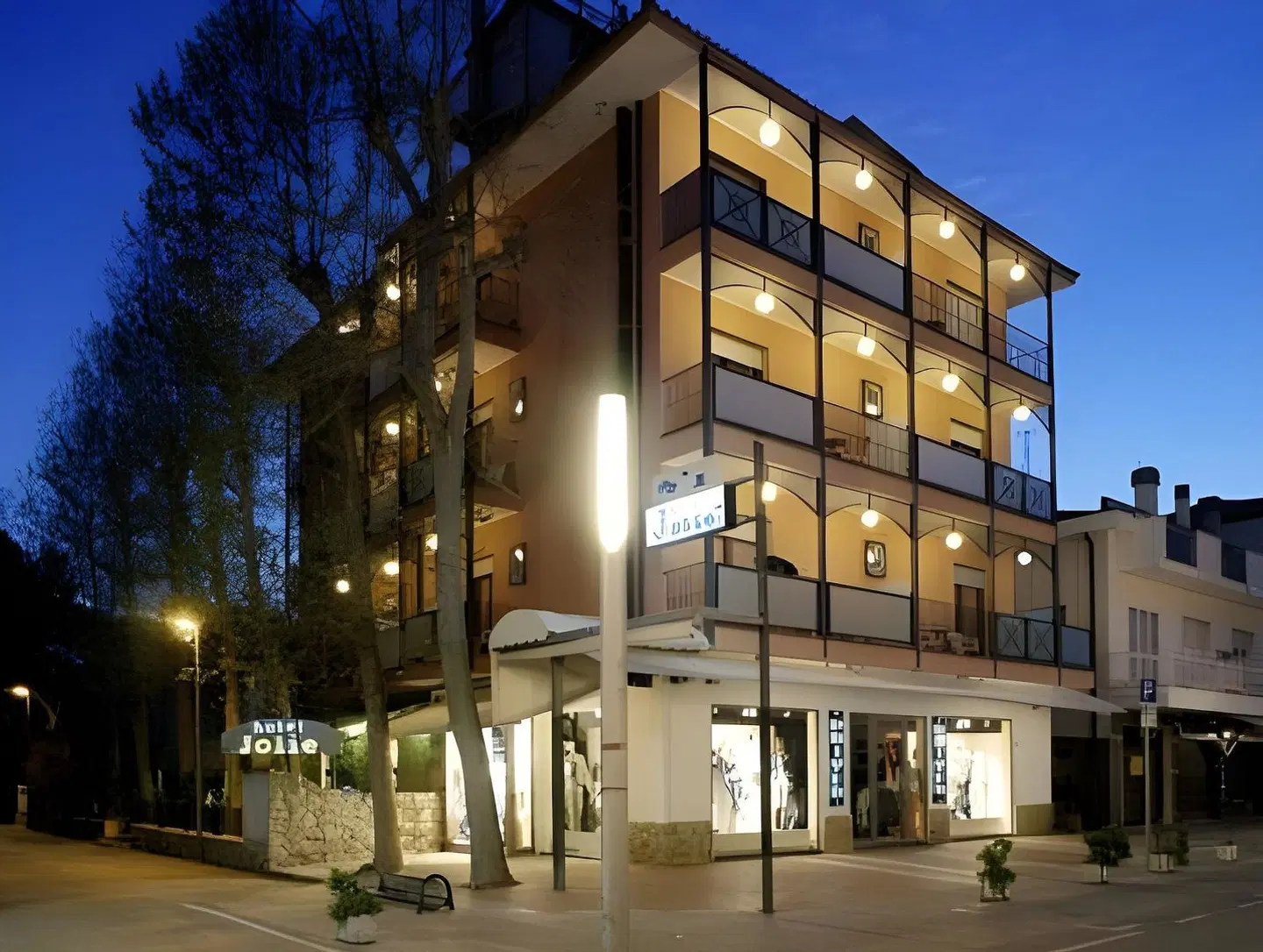 Jolie EXTERIOR