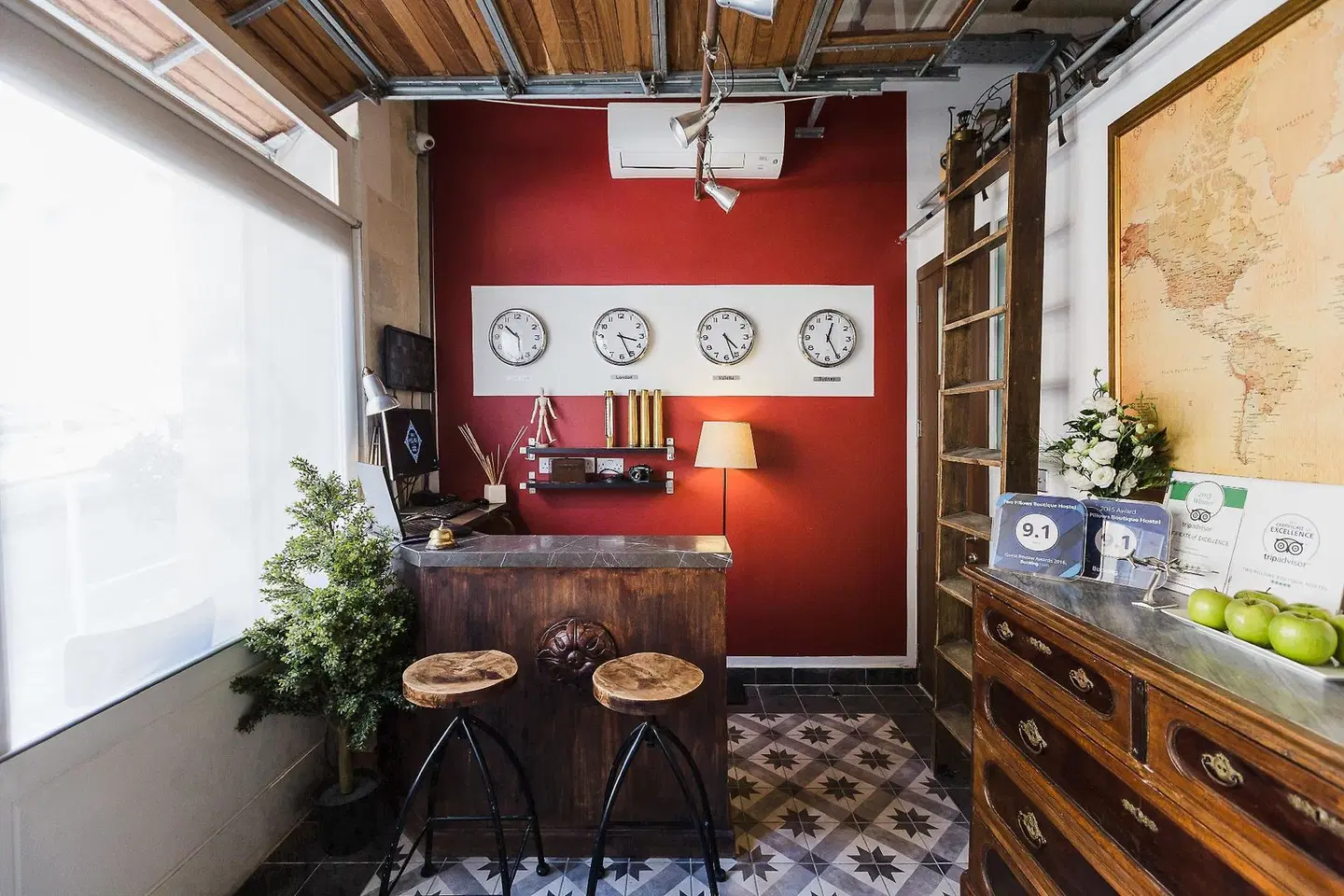 Two Pillows Boutique Hostel Bar