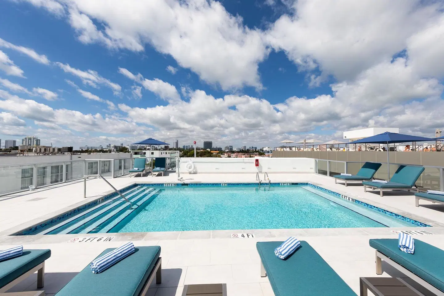 Penguin Hotel OUTDOOR_POOL