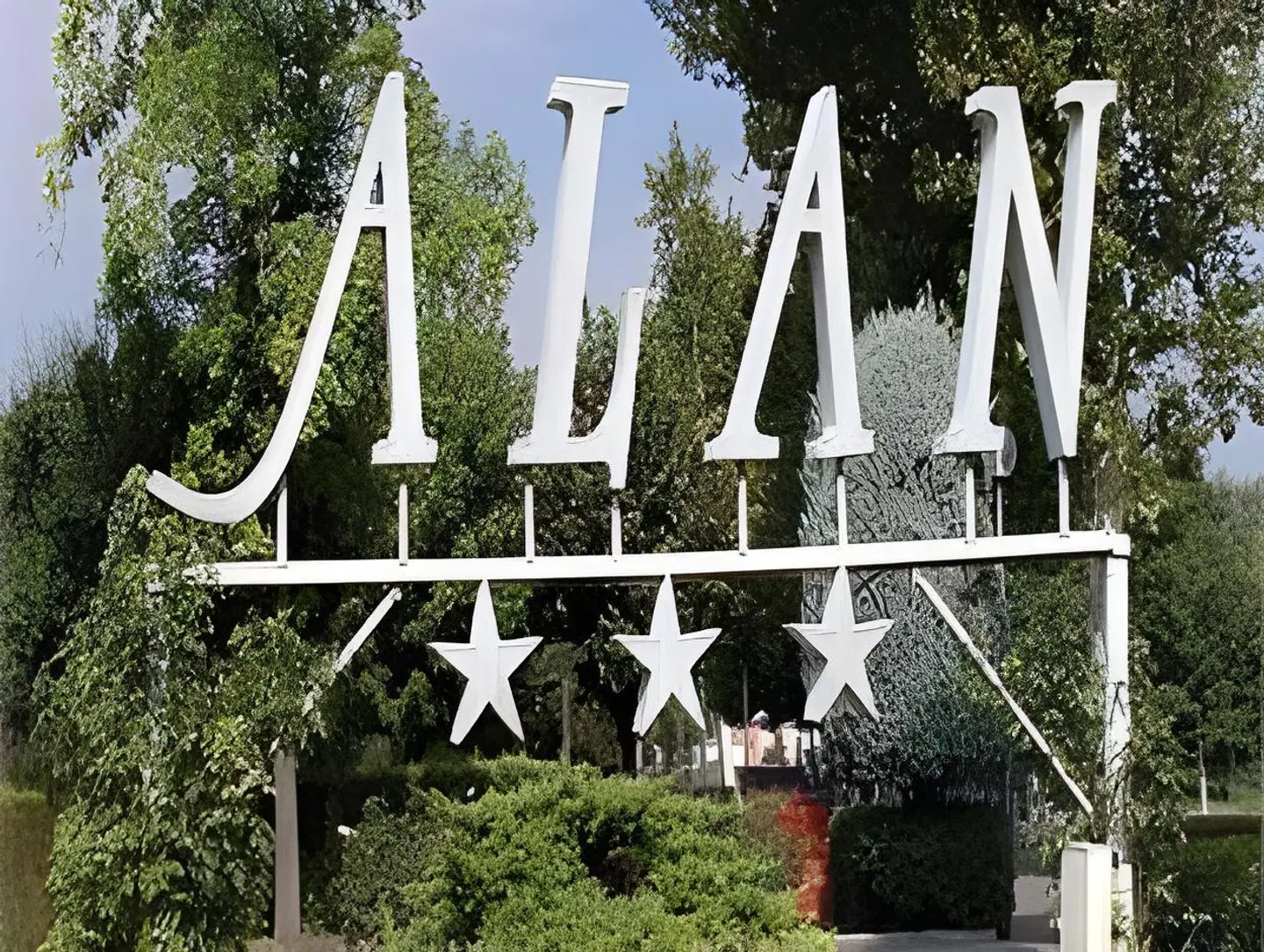 Alan EXTERIOR