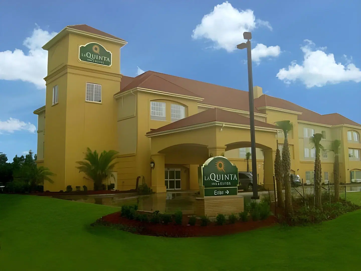 La Quinta Inn & Suites by Wyndham Baton Rouge Denham Springs EXTERIOR