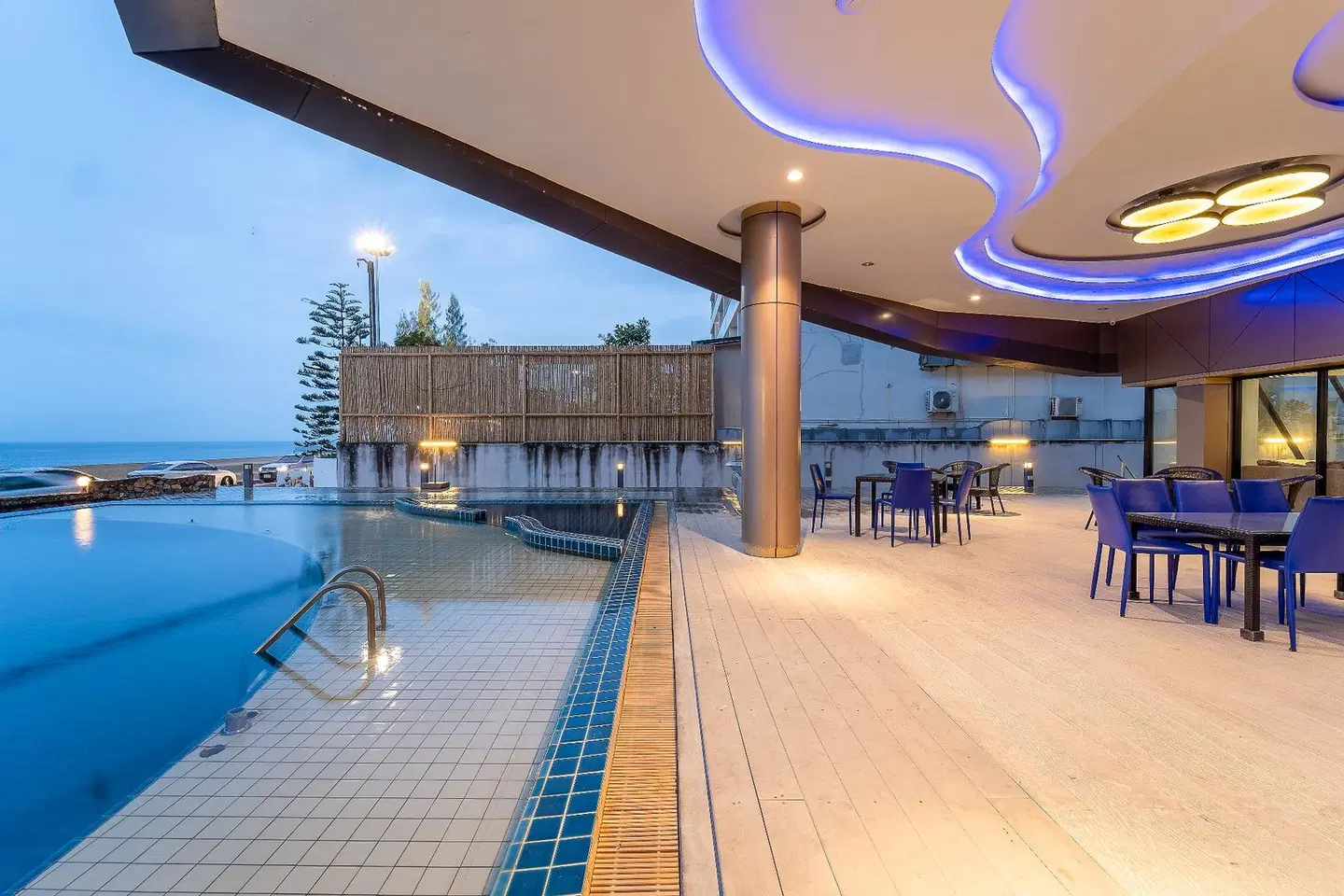 Rodina Beach Hotel Terrasse
