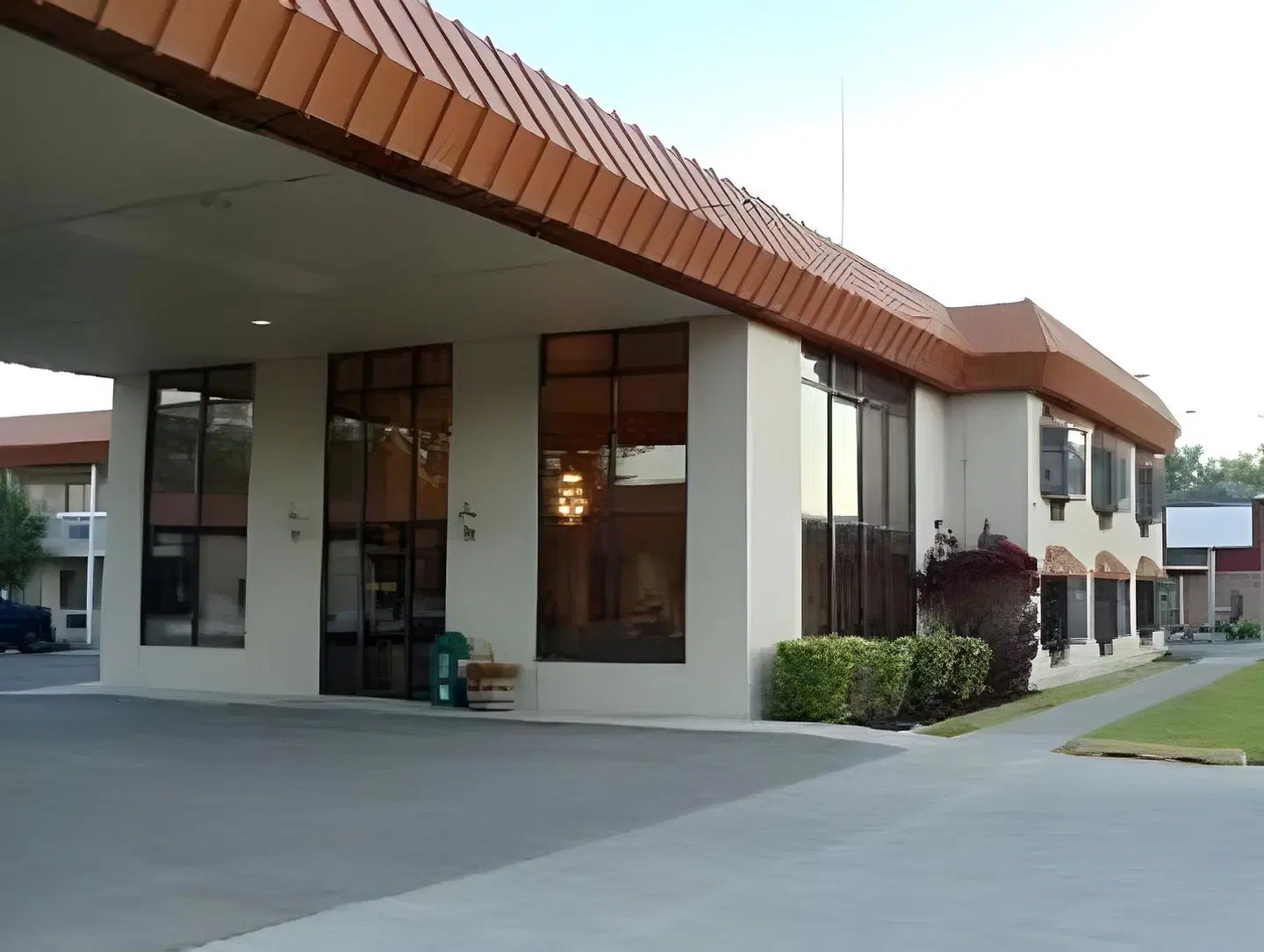 Days Inn & Suites by Wyndham Logan EXTERIOR