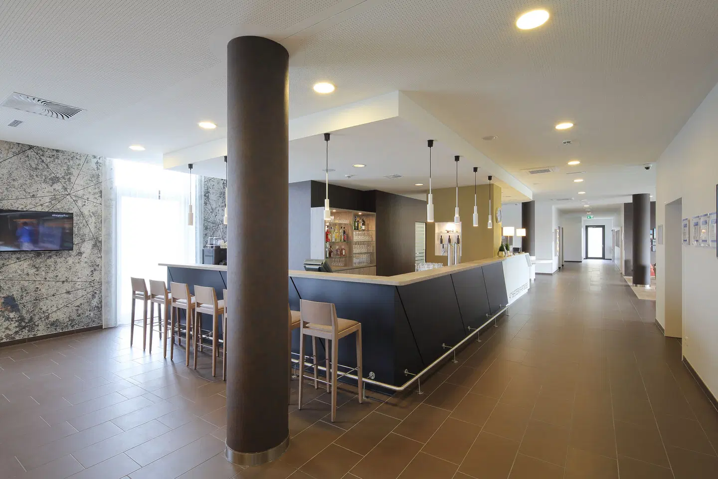Holiday Inn Express Friedrichshafen by IHG Bar