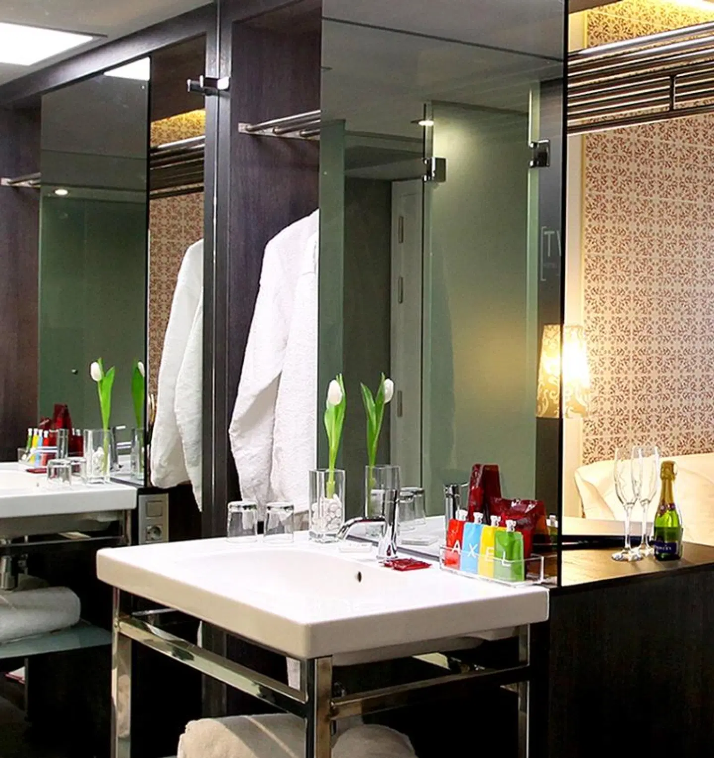 TWO Hotel Barcelona by Axel BATHROOM
