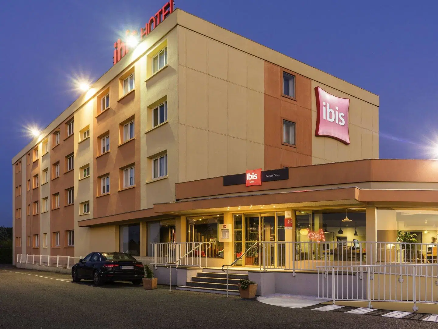 ibis Tarbes Odos EXTERIOR