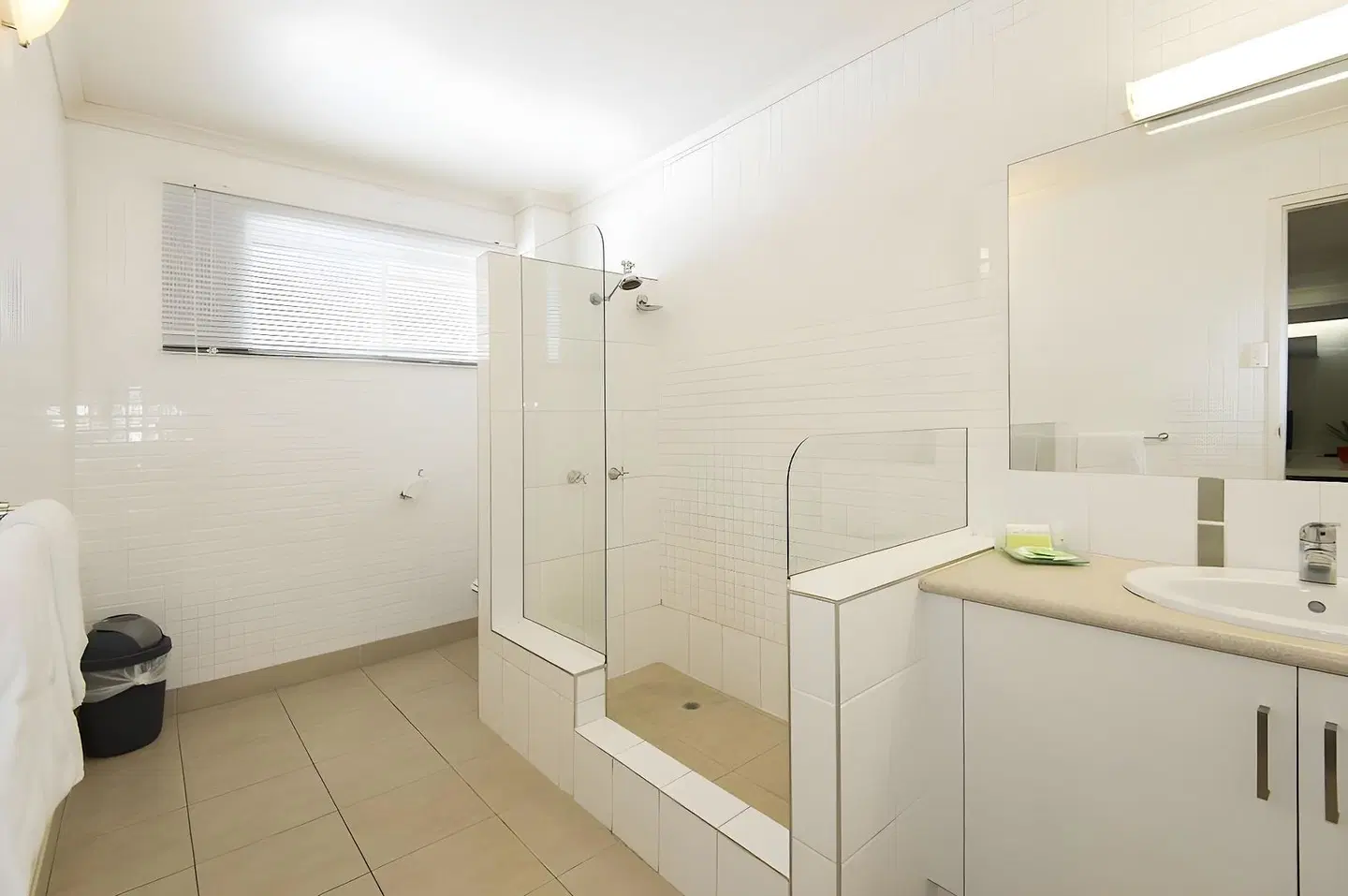 Coral Sands Motel BATHROOM