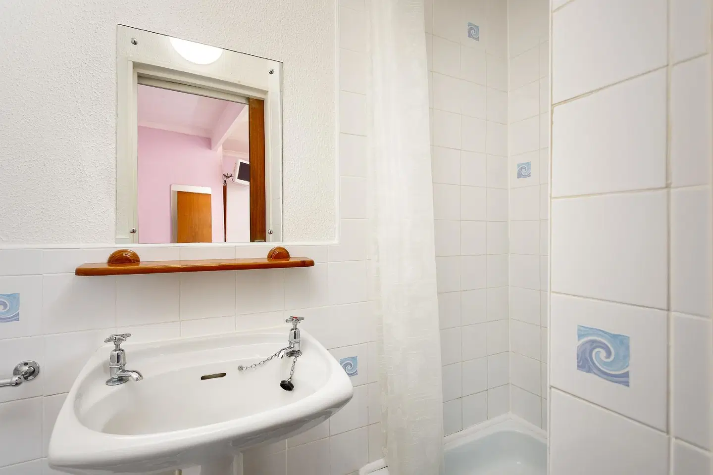 Cherry Tree Hotel BATHROOM