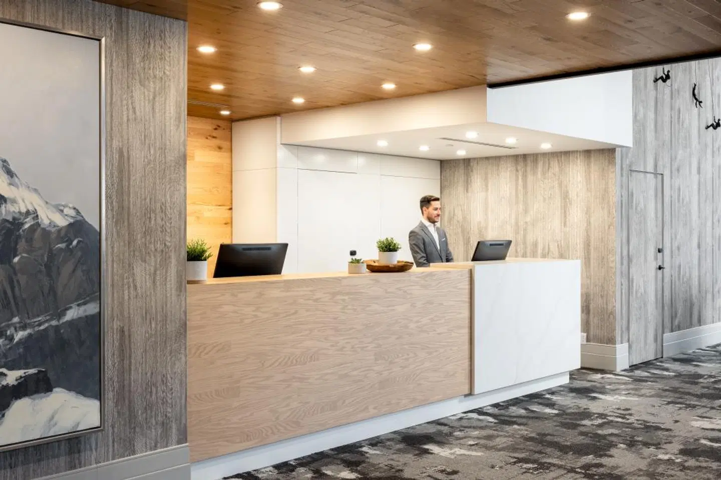 Peaks Hotel and Suites LOUNGE_LOBBY