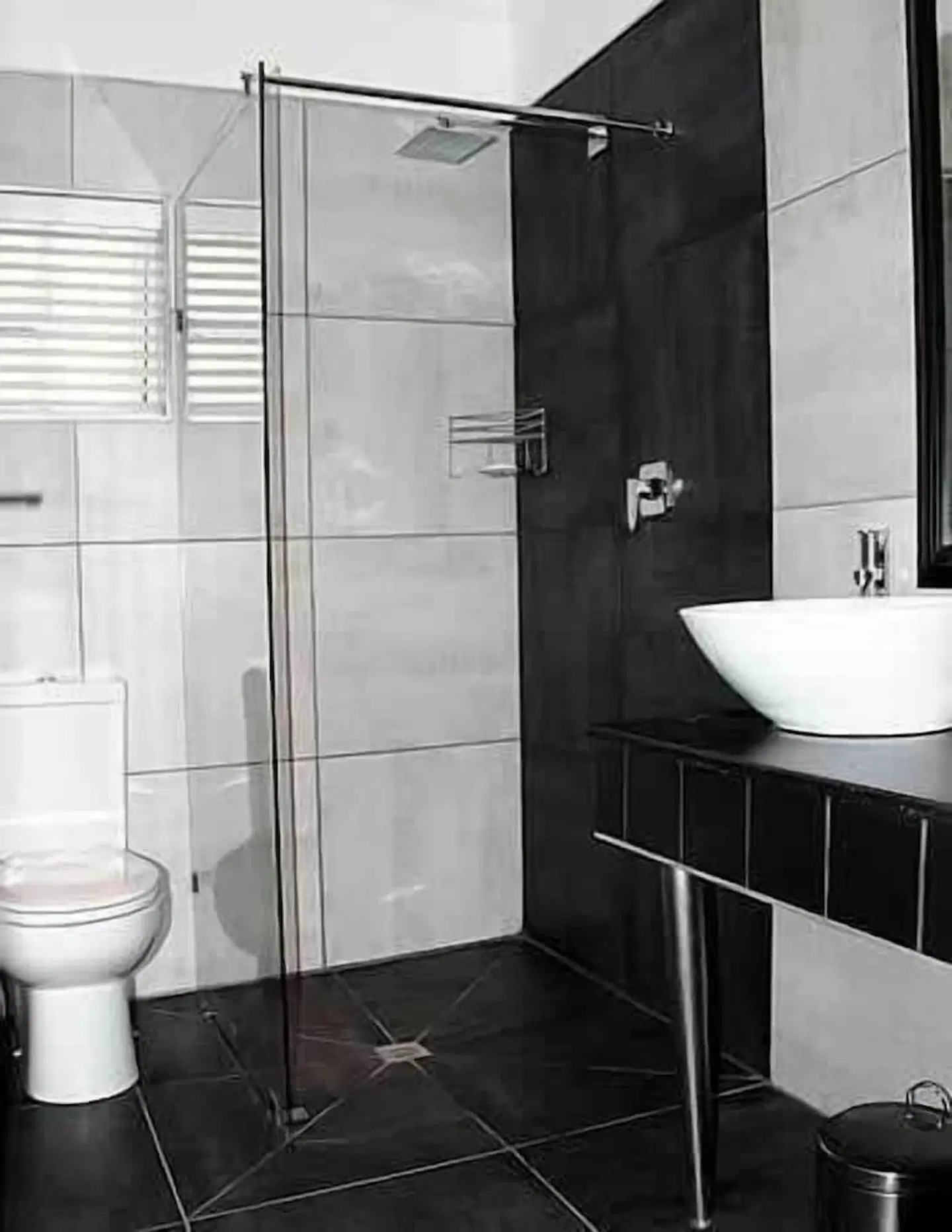 Knysna Inn BATHROOM