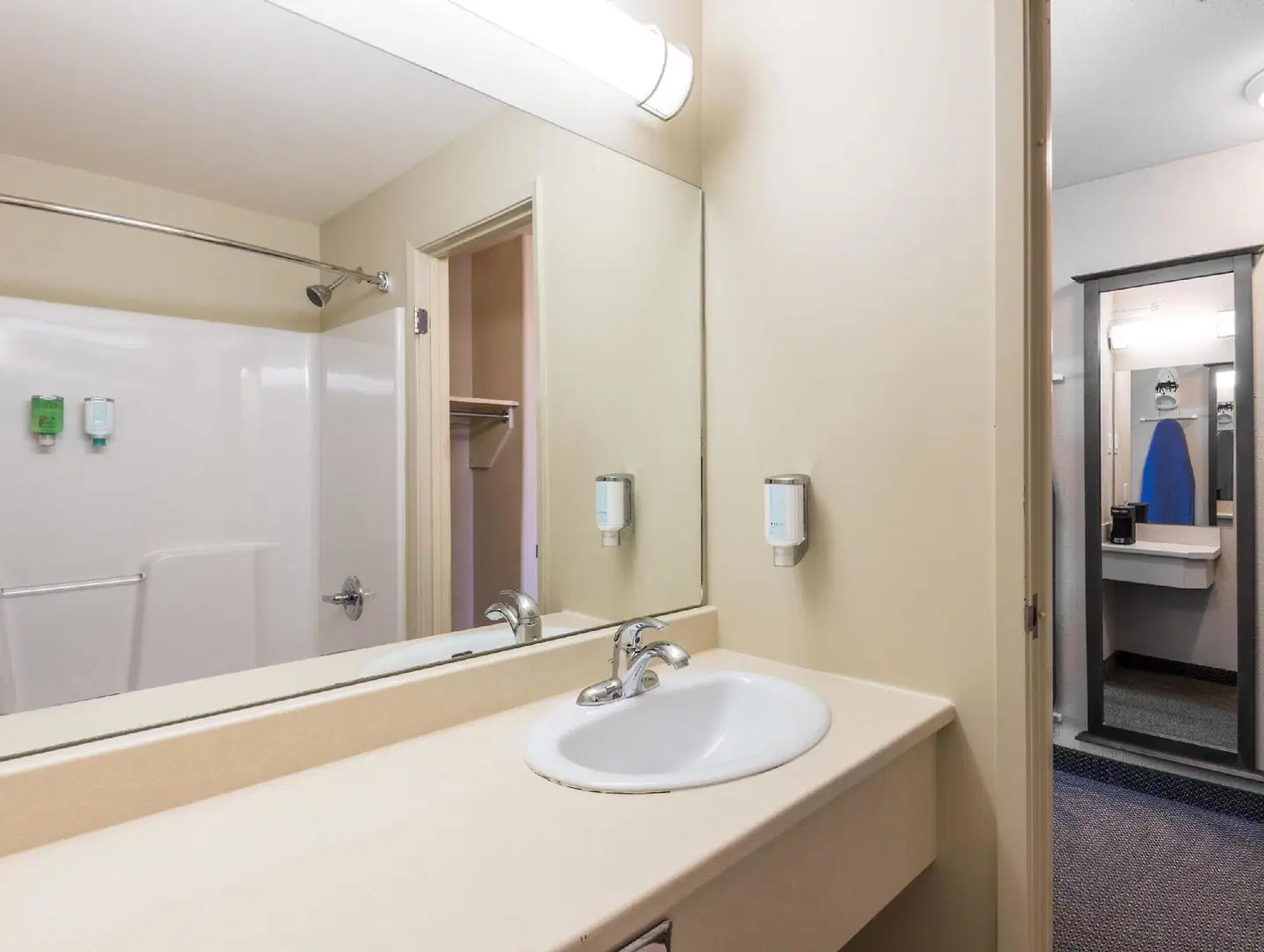 Super 8 by Wyndham Windsor NS Badezimmer
