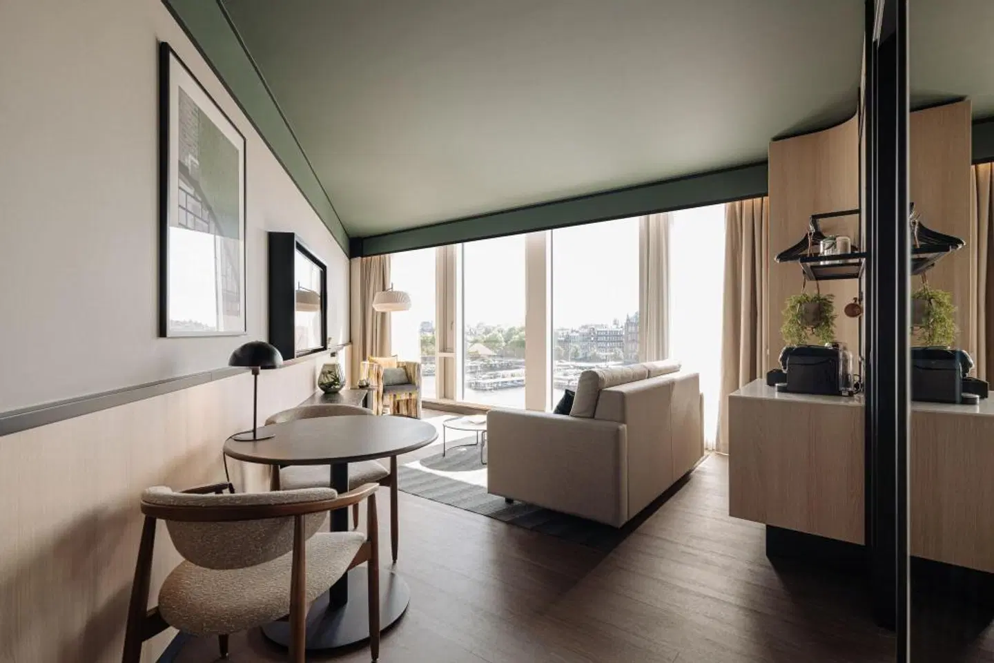 DoubleTree by Hilton Amsterdam Centraal Station ROOM_EXAMPLE