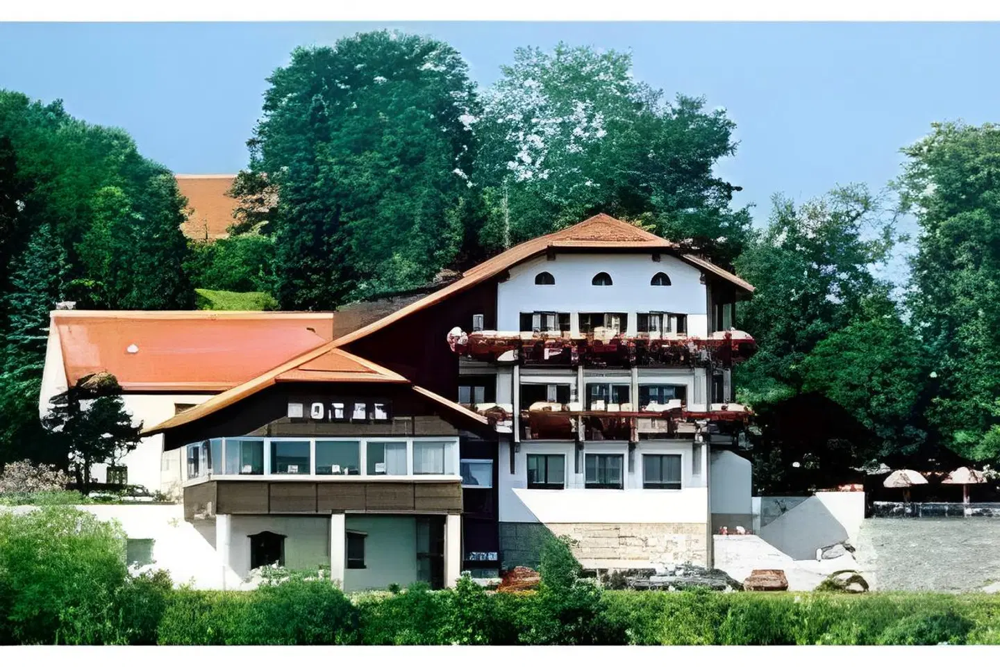 Gottinger EXTERIOR