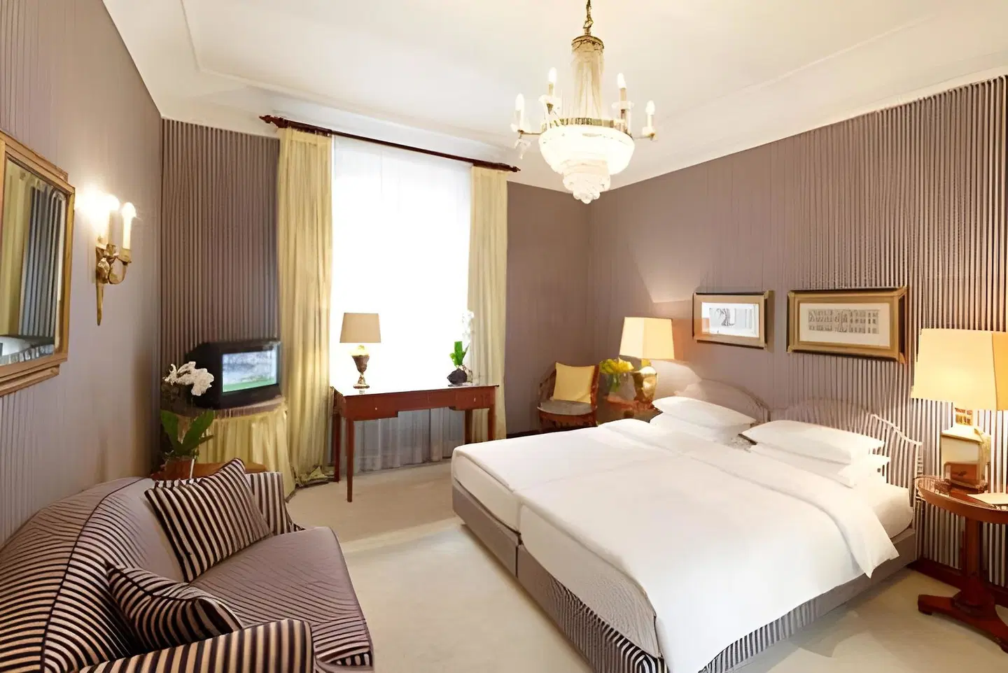 Opera ROOM_EXAMPLE