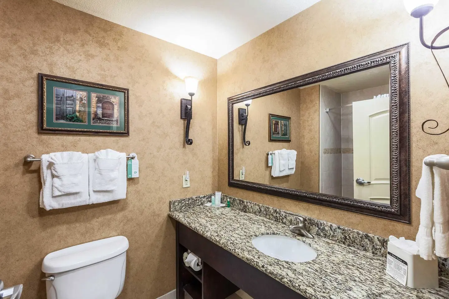 Comfort Suites Alamo Riverwalk Badezimmer