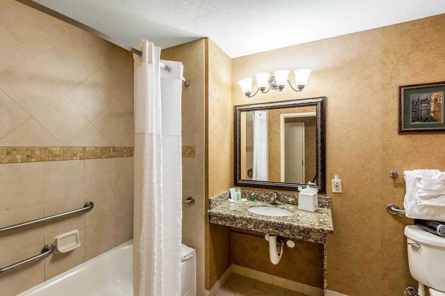 Comfort Suites Alamo Riverwalk BATHROOM