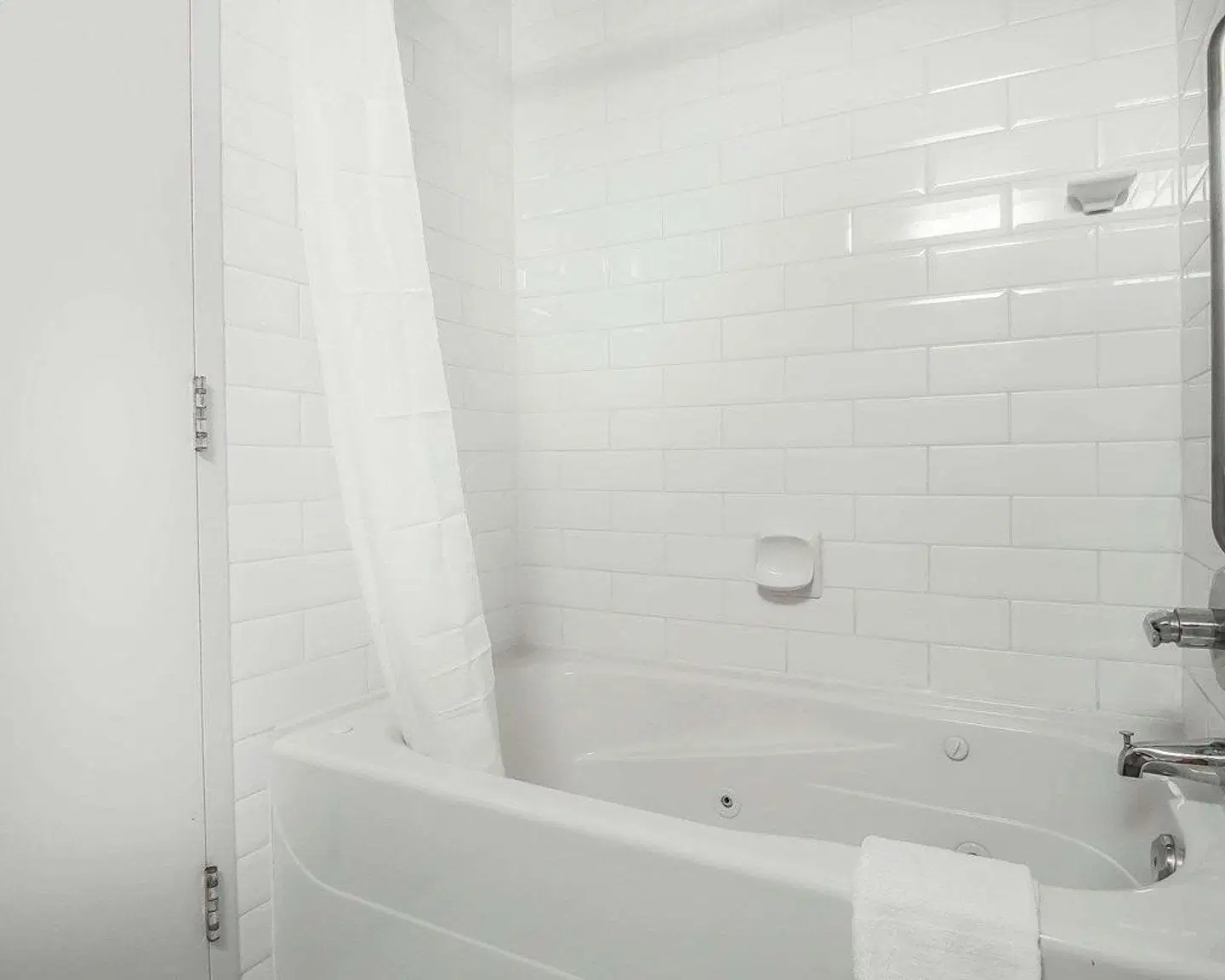 Quality Hotel Airport (South) BATHROOM