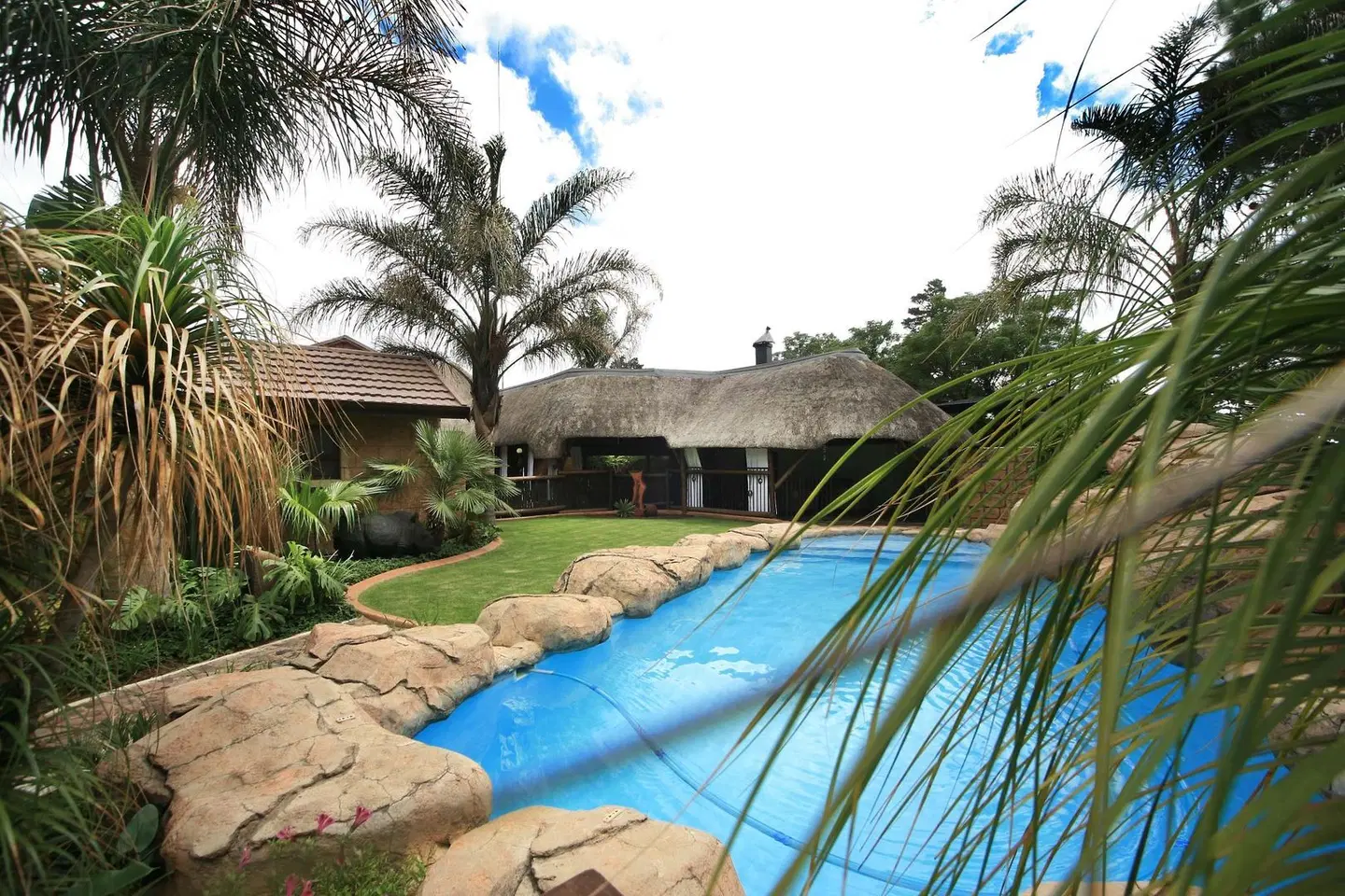 Summer Garden Guest House OUTDOOR_POOL
