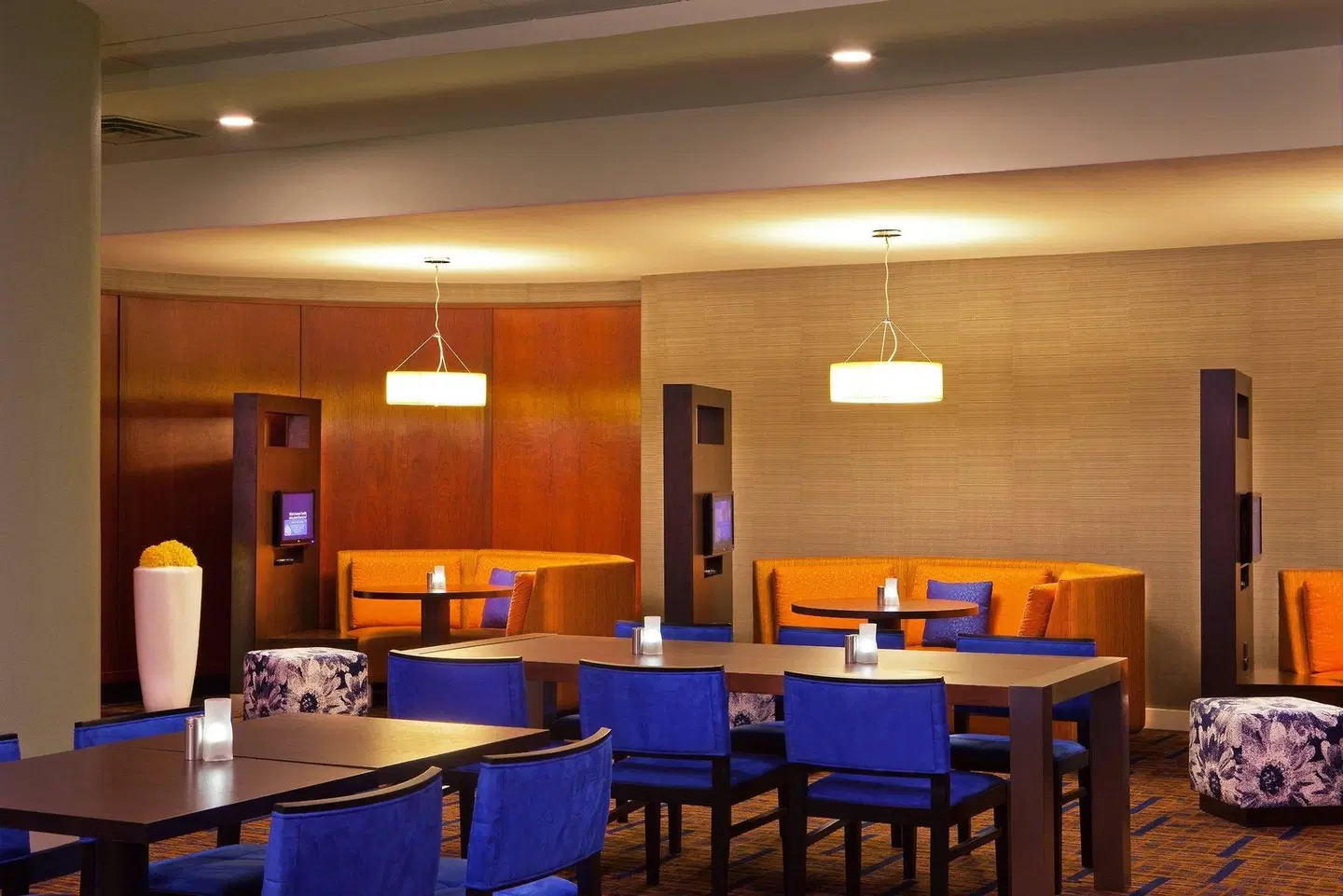 Courtyard by Marriott Alexandria Pentagon South Bar