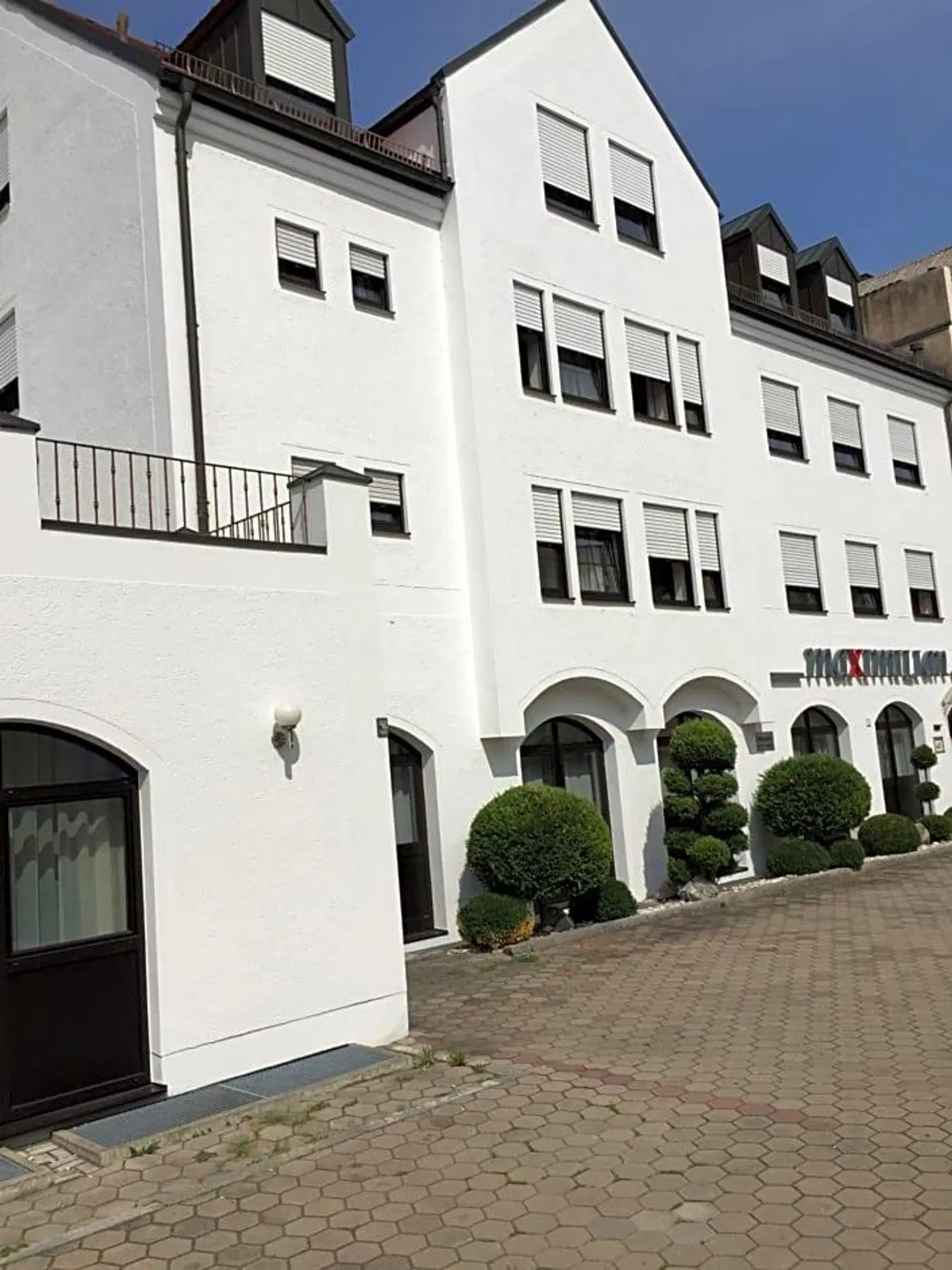 Maximilian EXTERIOR