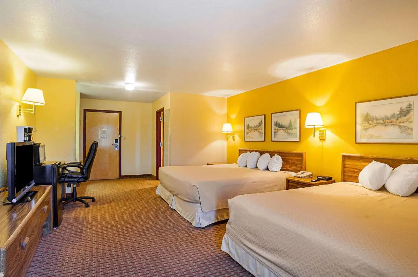 Rodeway Inn & Suites ROOM_EXAMPLE