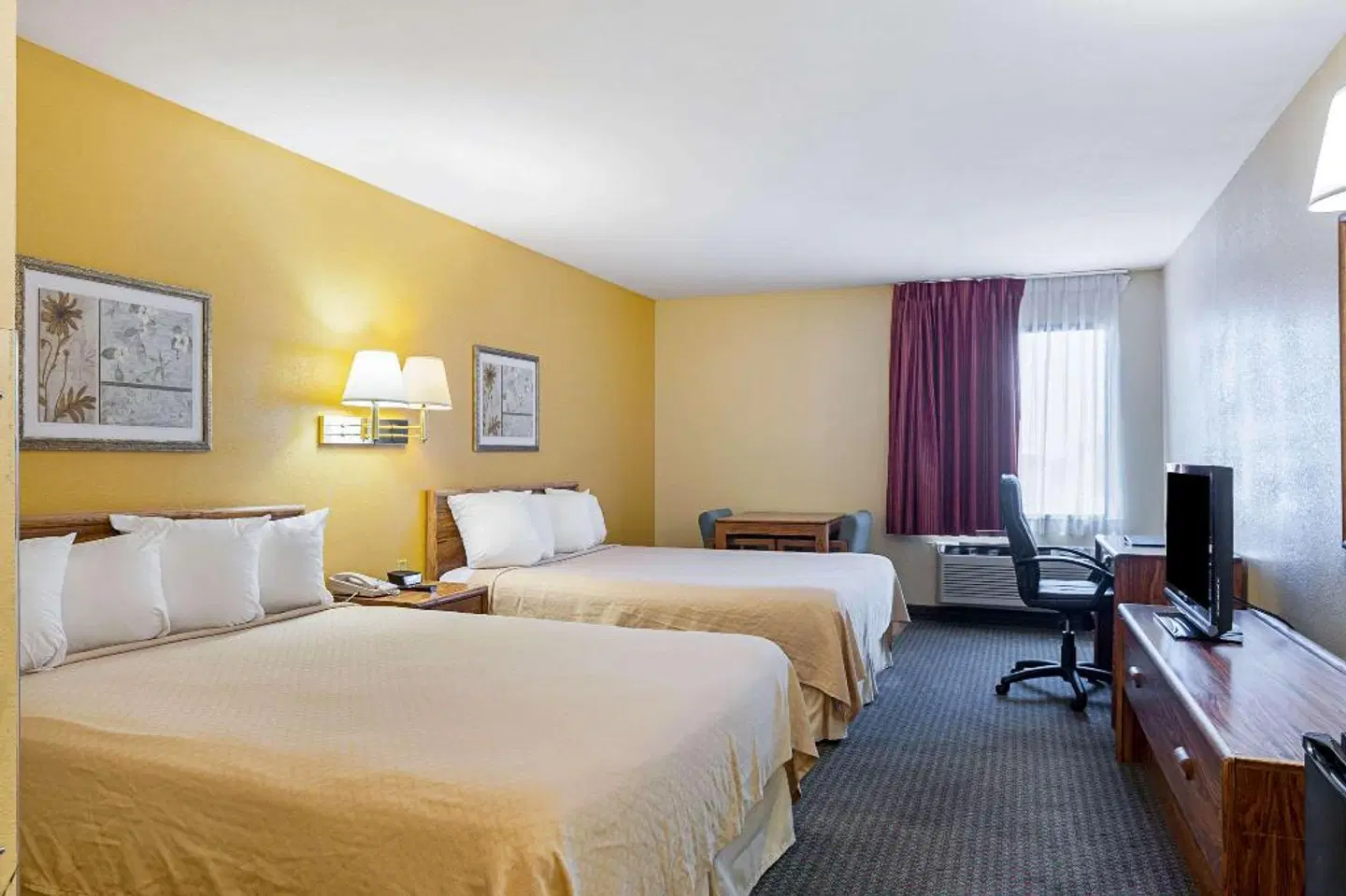 Rodeway Inn & Suites ROOM_EXAMPLE