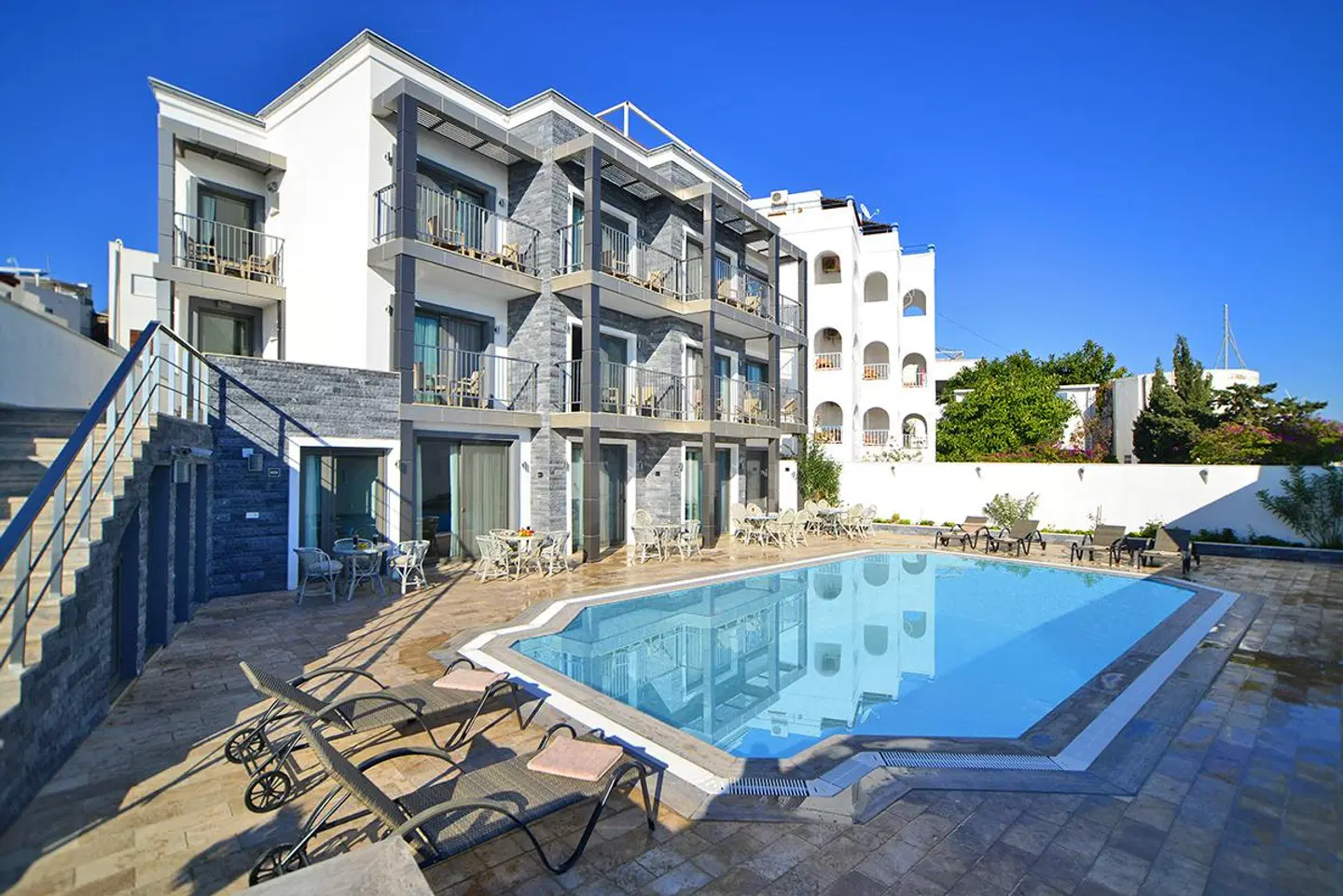 M Suite Hotel OUTDOOR_POOL