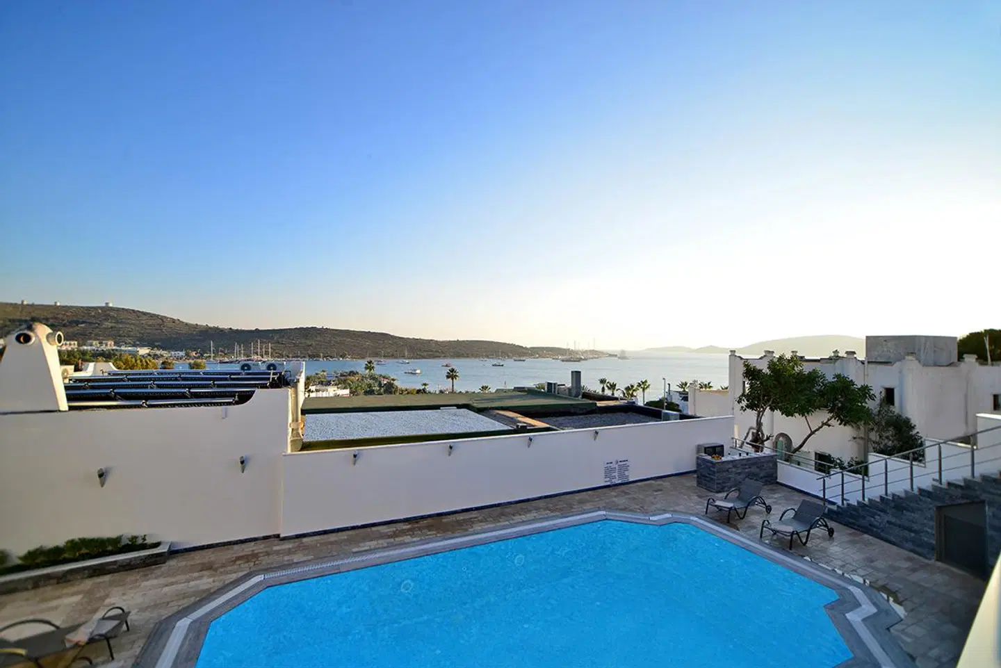 M Suite Hotel OUTDOOR_POOL