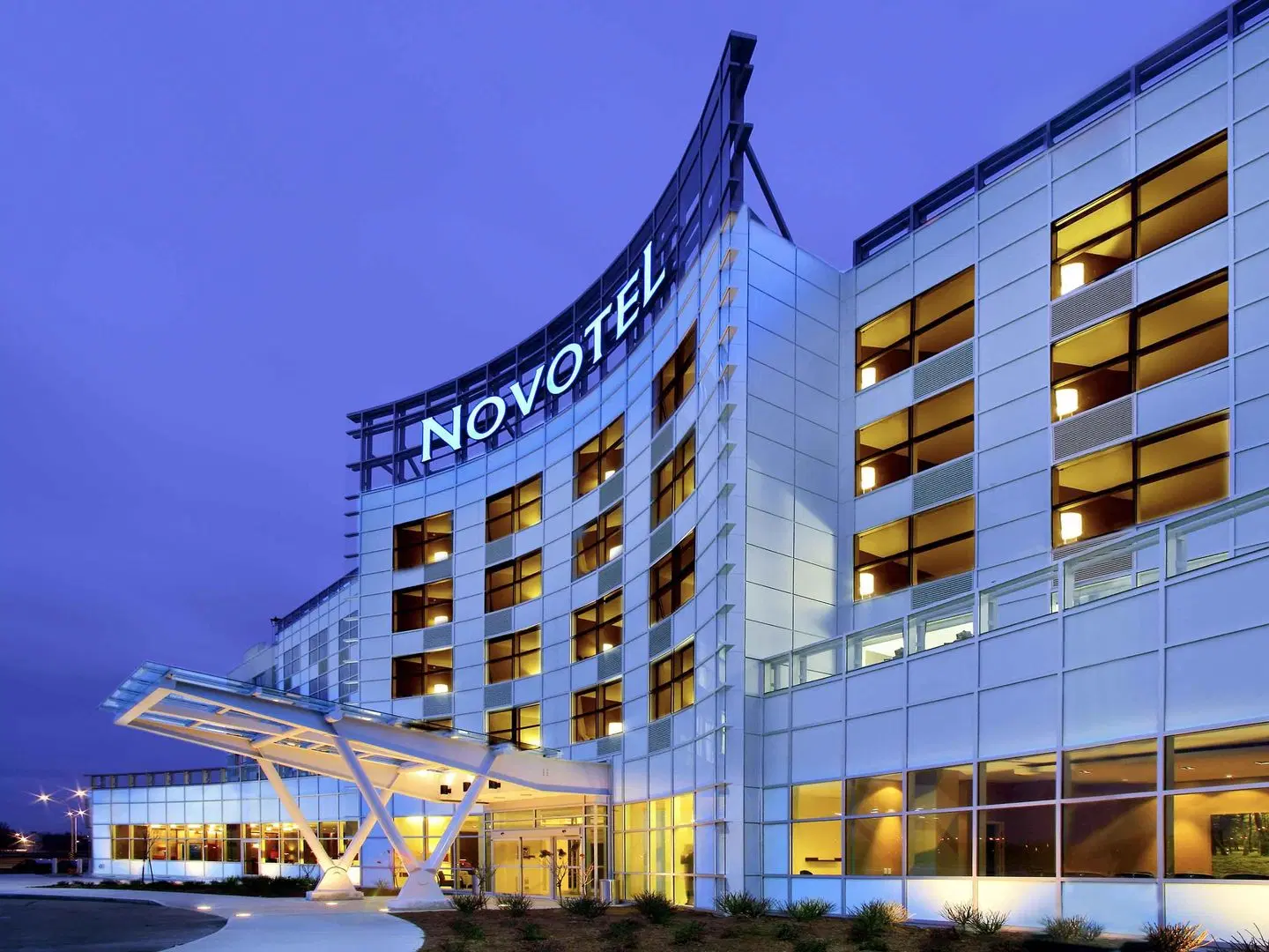 Novotel Montreal Airport Hotel EXTERIOR