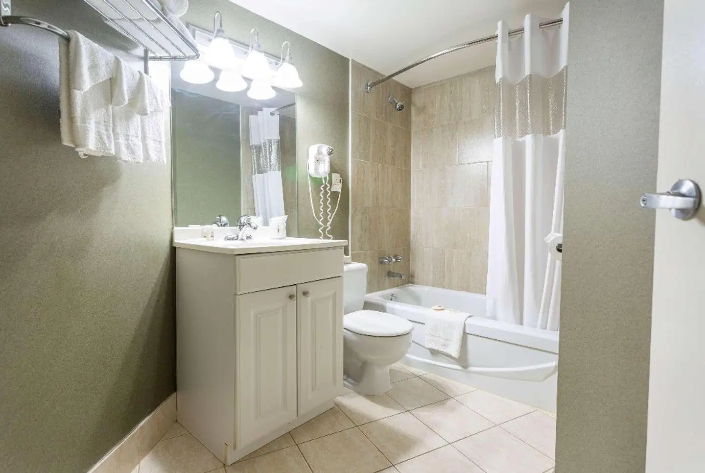 Days Inn by Wyndham Fallsview Badezimmer