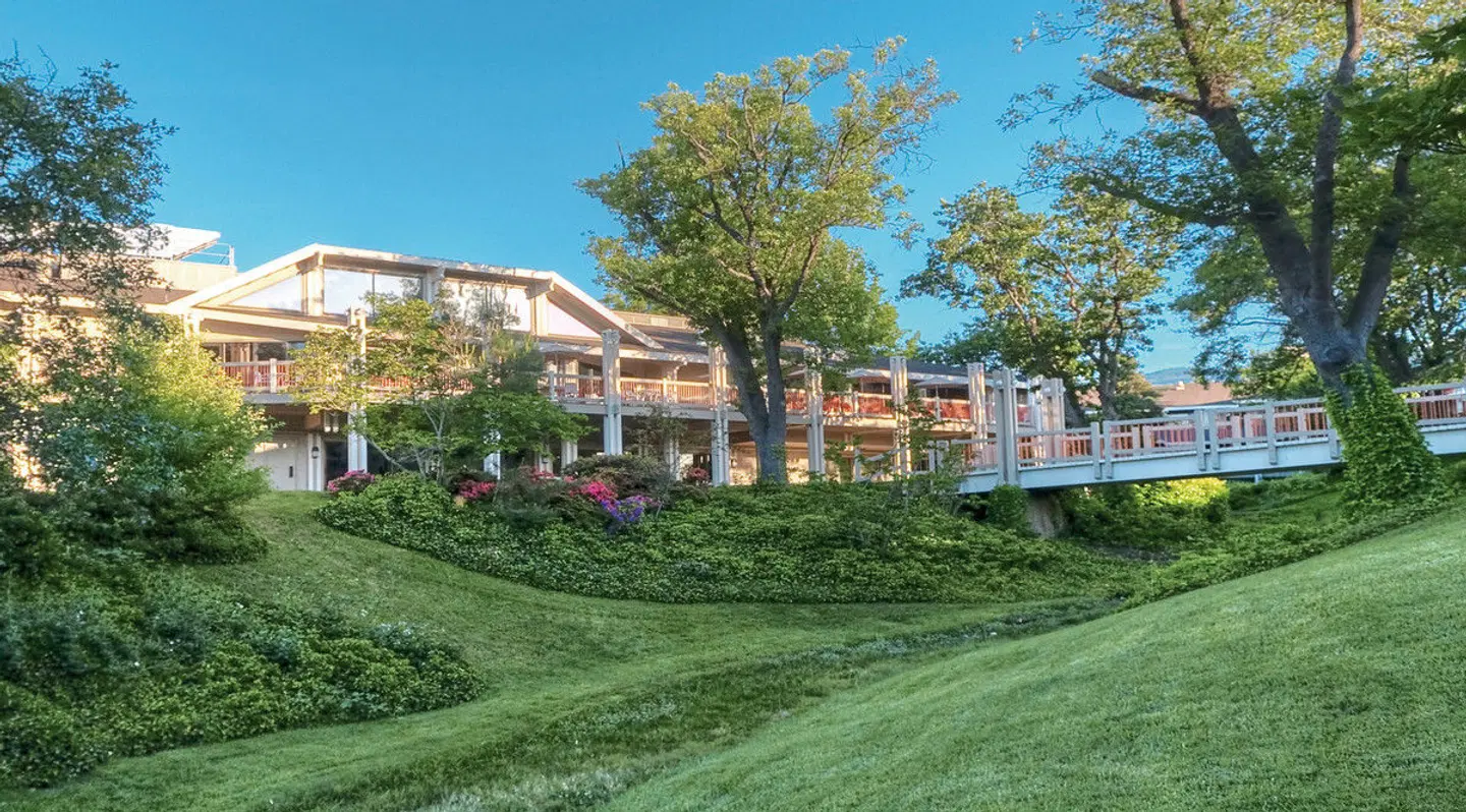 Ashland Hills Hotel & Suites EXTERIOR