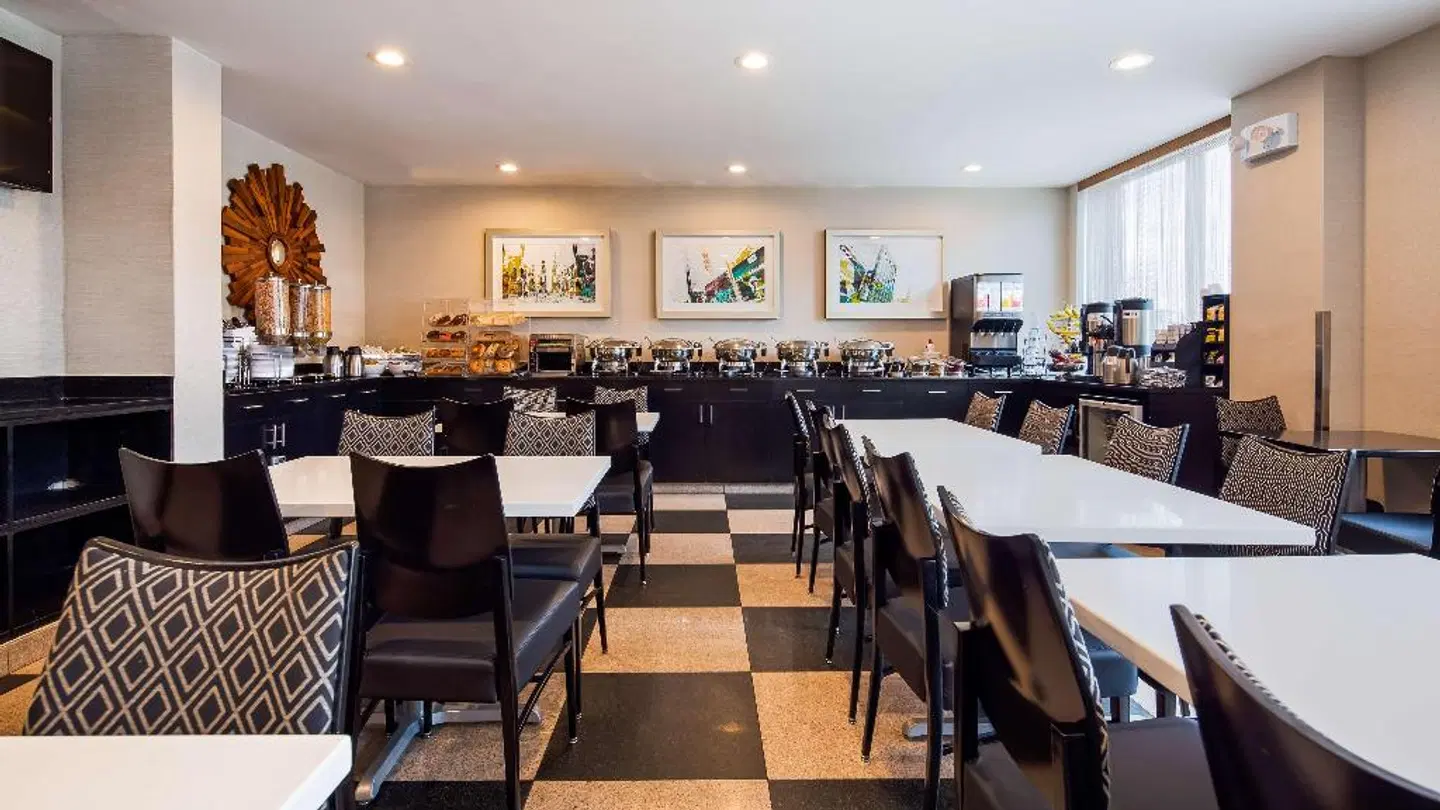 Best Western Plus Plaza Hotel Bar