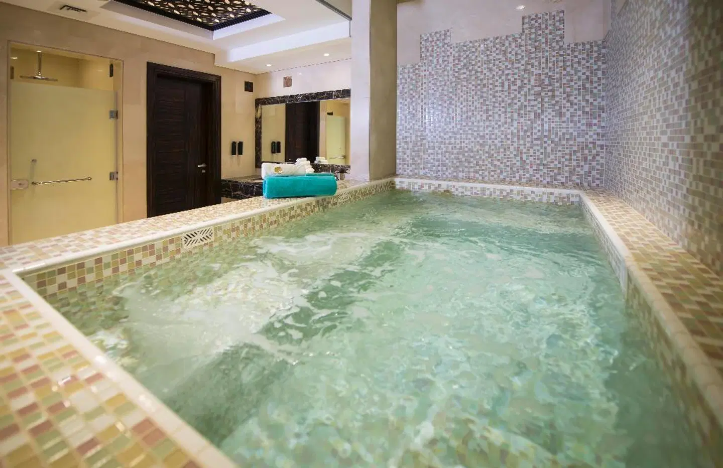 Jannah Burj Al Sarab Hallenbad