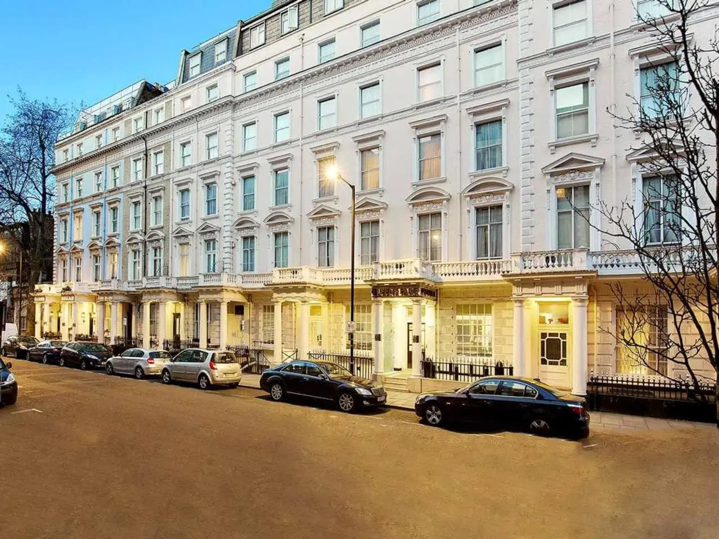 The Queen's Park Hotel EXTERIOR