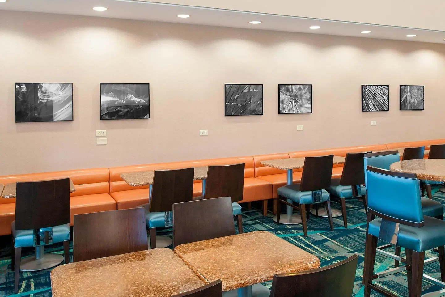 SpringHill Suites by Marriott Chicago O'Hare Bar