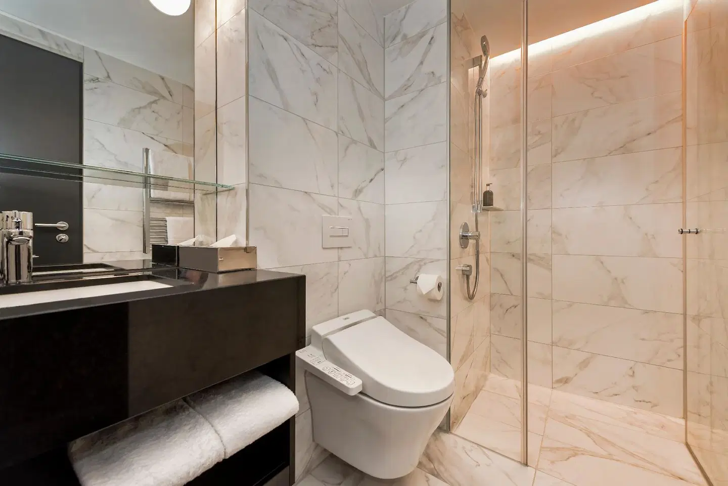 Adina Apartment Hotel Frankfurt Westend Badezimmer