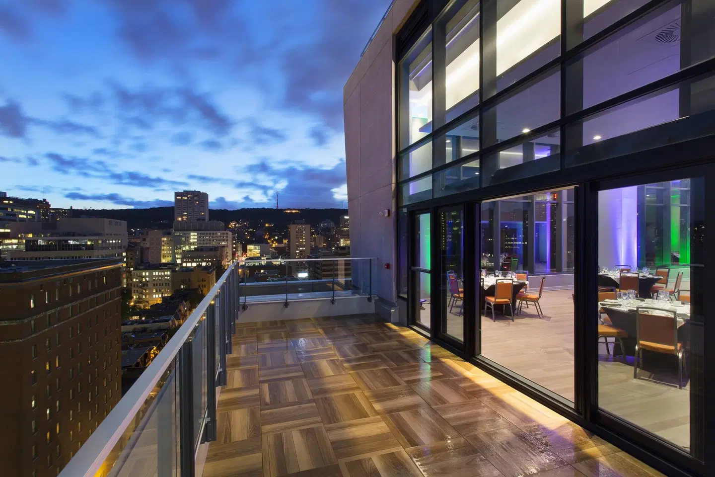 Holiday Inn & Suites Montreal Centre-ville Ouest by IHG Terrasse