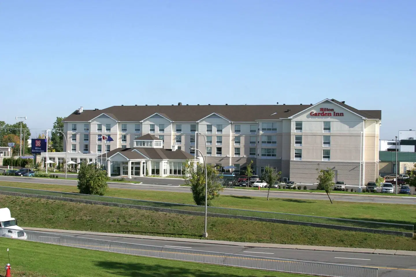 Hilton Garden Inn Montreal Airport EXTERIOR
