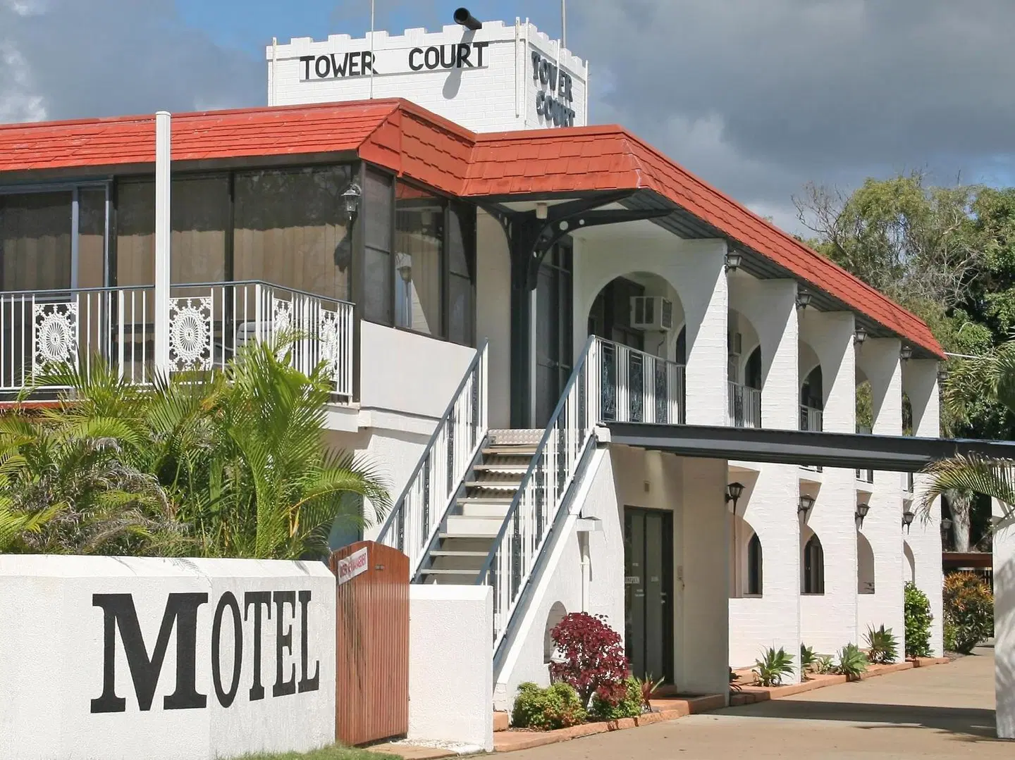 Tower Court Motel EXTERIOR