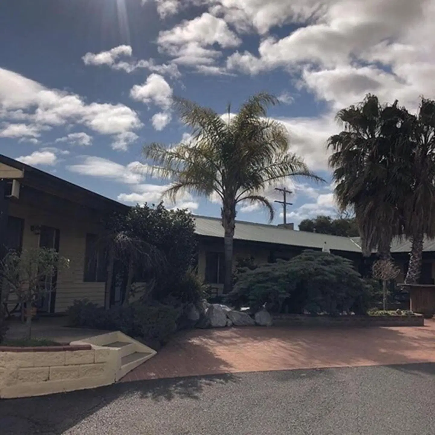 Ten Dollar Town Motel EXTERIOR