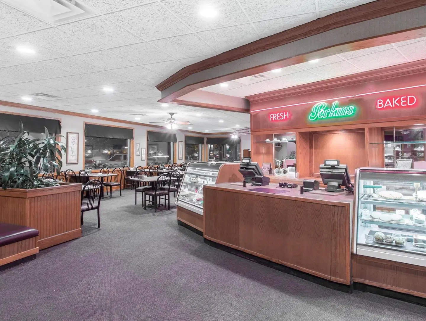 Ramada by Wyndham Kelowna Hotel & Conference Center Bar