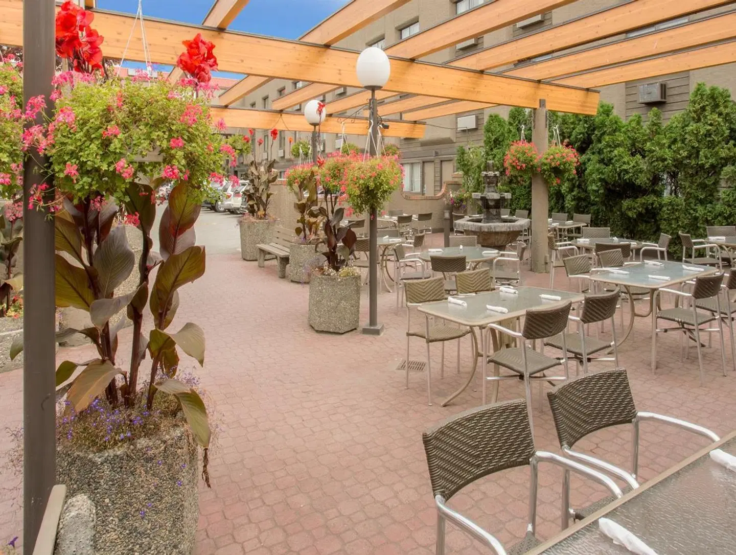 Ramada by Wyndham Kelowna Hotel & Conference Center Terrasse