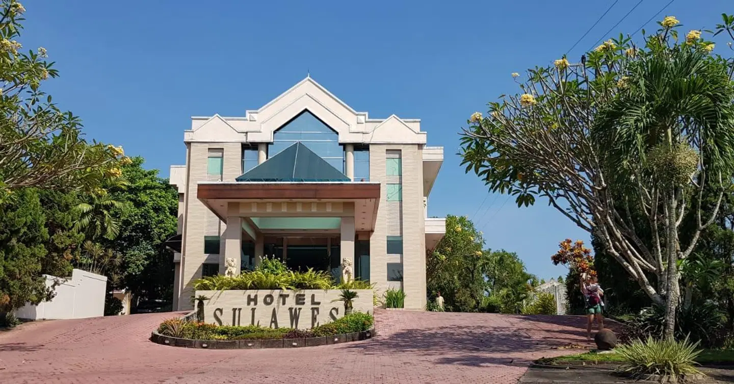 Sulawesi Hotel Jember EXTERIOR
