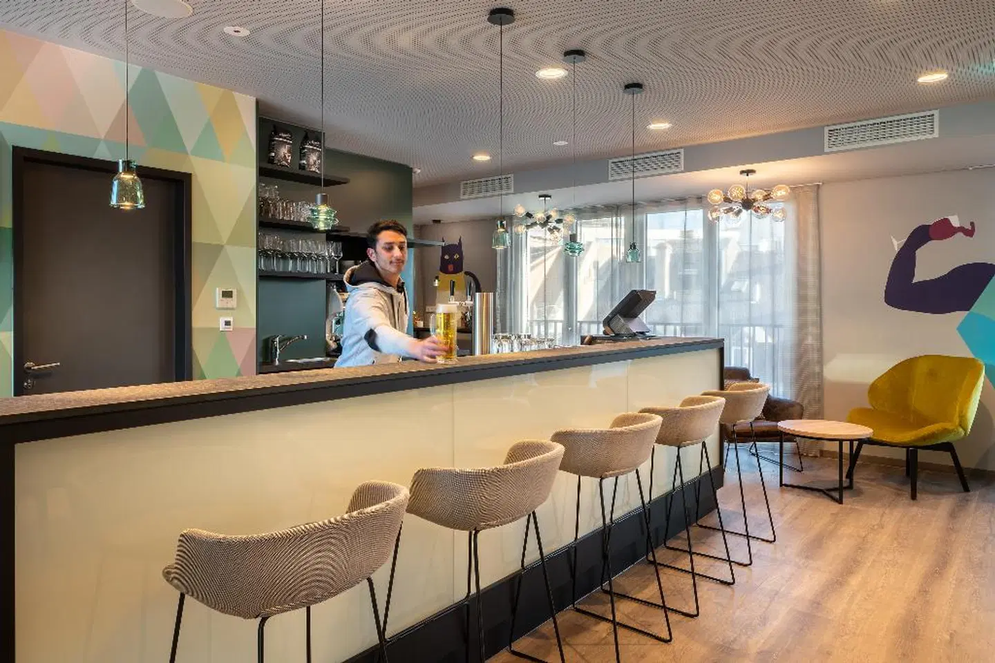 Holiday Inn - the niu, Charly Frankfurt City Bar