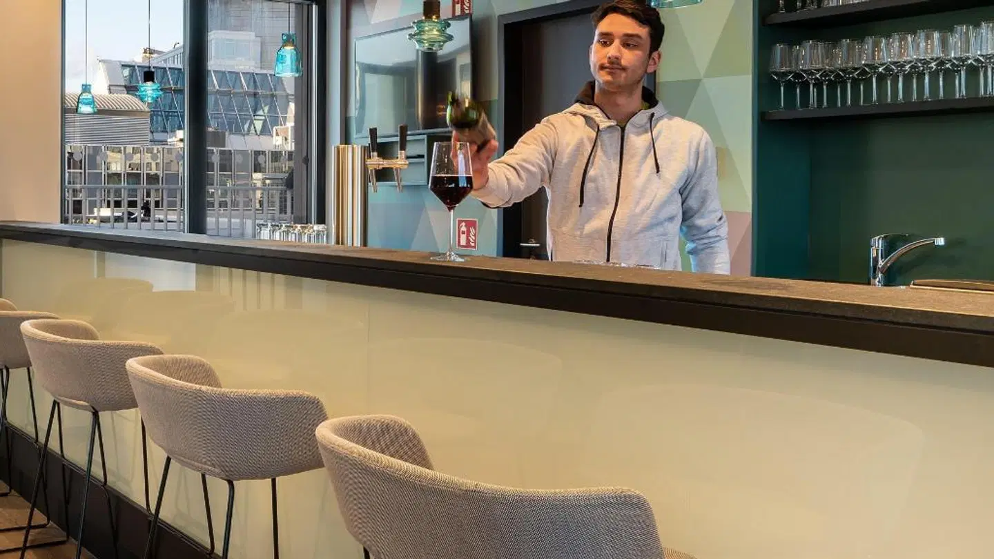 Holiday Inn - the niu, Charly Frankfurt City Bar
